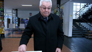 Zagreb, 100110.
Drugi krug predsjednickih izbora 2010. u kojem gradjani biraju izmedju Ive Josipovica i Milana Bandica.
Na slici: Luka Bebic, predsjednik hrvatskog sabora, glasuje za treceg hrvatskog predsjednika u OS I.G. Kovacic u Mesicevoj ulici.
Foto: