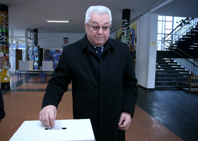 Zagreb, 100110.
Drugi krug predsjednickih izbora 2010. u kojem gradjani biraju izmedju Ive Josipovica i Milana Bandica.
Na slici: Luka Bebic, predsjednik hrvatskog sabora, glasuje za treceg hrvatskog predsjednika u OS I.G. Kovacic u Mesicevoj ulici.
Foto: