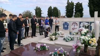 Delegacija NK Zadra posjetila vječno počivalište Hrvoja Ćustića Delegacija NK Zadra posjetila vječno počivalište Hrvoja Ćustića