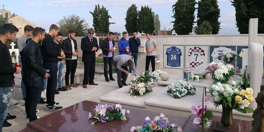 Delegacija NK Zadra posjetila vječno počivalište Hrvoja Ćustića Delegacija NK Zadra posjetila vječno počivalište Hrvoja Ćustića