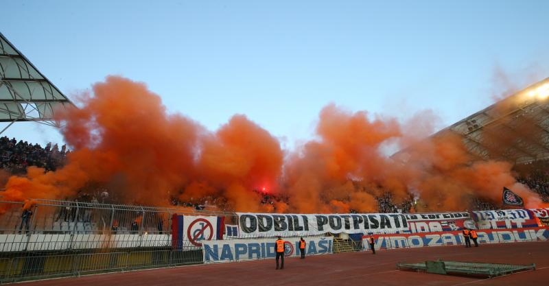 Bakljada i neredi na utakmici Hajduk – Dinamo