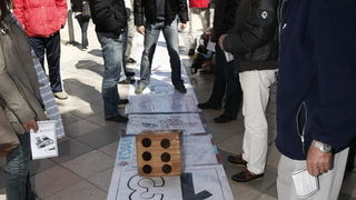 Split, 070310.
Forum mladih SDP-a izradio je novu igru “Kerumopoly” koju su predstavili gradjanima u nedjeljno jutro u Marmontovoj ulici.
Igra je parodija na popularnu igru Monopoly, s tim da je u ovoj igri glavni junak gradonacelnik Splita Zeljko Kerum. Split, 070310.
Forum mladih SDP-a izradio je novu igru “Kerumopoly” koju su predstavili gradjanima u nedjeljno jutro u Marmontovoj ulici.
Igra je parodija na popularnu igru Monopoly, s tim da je u ovoj igri glavni junak gradonacelnik Splita Zeljko Kerum.