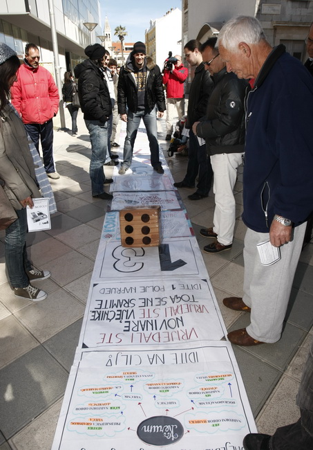 Split, 070310.
Forum mladih SDP-a izradio je novu igru “Kerumopoly” koju su predstavili gradjanima u nedjeljno jutro u Marmontovoj ulici.
Igra je parodija na popularnu igru Monopoly, s tim da je u ovoj igri glavni junak gradonacelnik Splita Zeljko Kerum. Split, 070310.
Forum mladih SDP-a izradio je novu igru “Kerumopoly” koju su predstavili gradjanima u nedjeljno jutro u Marmontovoj ulici.
Igra je parodija na popularnu igru Monopoly, s tim da je u ovoj igri glavni junak gradonacelnik Splita Zeljko Kerum.