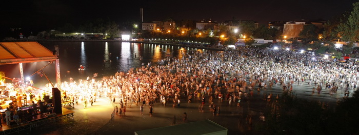 Split, 200810.
Koncert “Funk on the beach” u cast preminulog Dina Dvornika odrzan je na plazi Bacvice u organizaciji Deana Dvornika. Koncert je kasnio dva sata, dok je vise od 6 tisuca poklonika Dina Dvornika cekalo pocetak.
Foto: Duje Klaric / CROPIX Split, 200810.
Koncert “Funk on the beach” u cast preminulog Dina Dvornika odrzan je na plazi Bacvice u organizaciji Deana Dvornika. Koncert je kasnio dva sata, dok je vise od 6 tisuca poklonika Dina Dvornika cekalo pocetak.
Foto: Duje Klaric / CROPIX