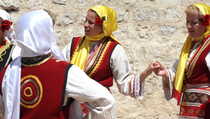 Zadar, 120512.
Danas je u Domu hrvatske mladezi u Zadru odrzan dan Nacionalnih manjina Zadarske zupanije, albanke, bosnjacke, madjarske, makedonske, slovenske, srpske i talijanske. Nacionalne manjine su svoju kulturu predstavile kroz pjesmu,ples i tradici Zadar, 120512.
Danas je u Domu hrvatske mladezi u Zadru odrzan dan Nacionalnih manjina Zadarske zupanije, albanke, bosnjacke, madjarske, makedonske, slovenske, srpske i talijanske. Nacionalne manjine su svoju kulturu predstavile kroz pjesmu,ples i tradici