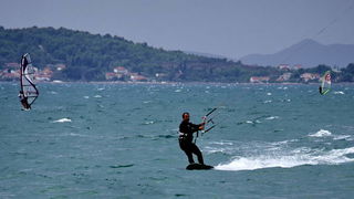 Kiteri i surferi uživali u jakom jugu
