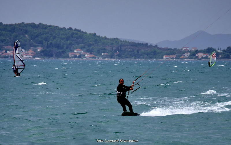 Kiteri i surferi uživali u jakom jugu