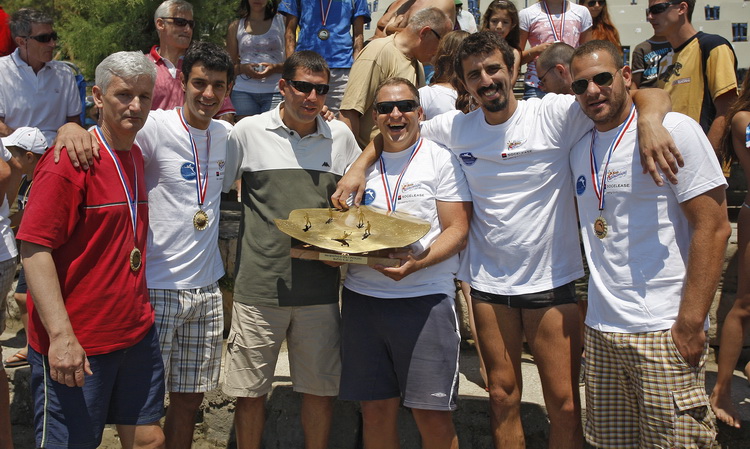 Split, 120611.
Na splitskim Bacvicama odrzano je 7. Prvenstvo svita u piciginu. Naslov pobjednika drugu godinu za redom osvojila je ekipa A1.
Na fotografiji: pobjednici ekipa A1.
Foto: Ante Cizmic / CROPIX Split, 120611.
Na splitskim Bacvicama odrzano je 7. Prvenstvo svita u piciginu. Naslov pobjednika drugu godinu za redom osvojila je ekipa A1.
Na fotografiji: pobjednici ekipa A1.
Foto: Ante Cizmic / CROPIX