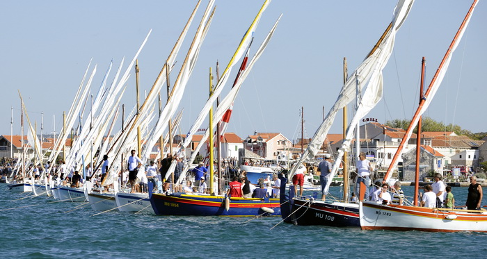 Murter, 021011.
U Murteru odrzana tradicionalna regata brodica ” Latinsko idro” gdje je sudjelovalo sedamdesetak posada.
Na slici: regata.
Foto: Jadran Babic / CROPIX Murter, 021011.
U Murteru odrzana tradicionalna regata brodica ” Latinsko idro” gdje je sudjelovalo sedamdesetak posada.
Na slici: regata.
Foto: Jadran Babic / CROPIX