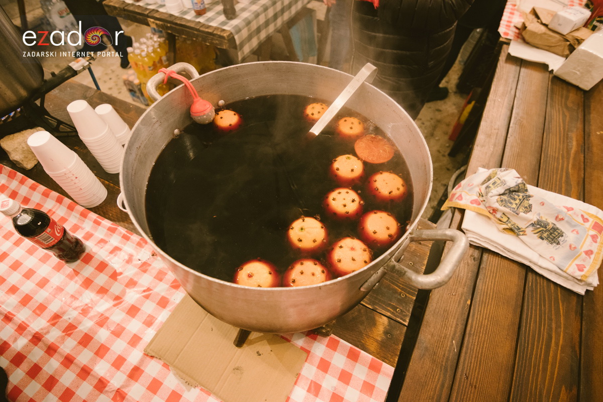 Humanitarni svjetlosni spektakl “Zaželi ljubav 2018.” @ Forum