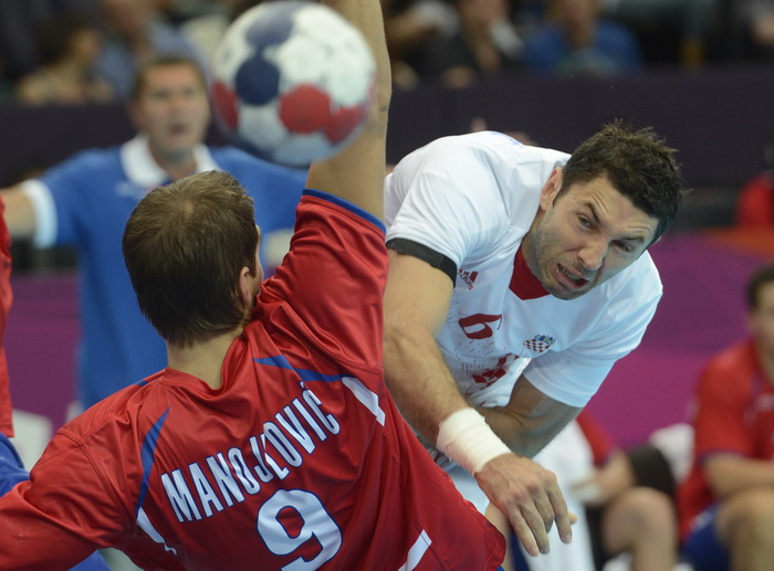 London, 310712.
Dvorana Copper Box.
Hrvatska muska rukometna reprezentacija igra utakmicu 2. kolo u skupini B protiv Srbije tokom Olimpijskih Igra u Londonu.
Na fotografiji: Blazenko Lackovic puca na gol.
Foto: Drago Sopta / CROPIX