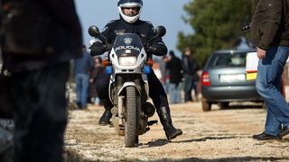 Vir, 190213.
Otok Vir. 
Kao sto je i najavljeno, pocelo je rusenje ilegalnih objekata. Polazisna tocka bagera je otok Vir na kojem je oko 8.000 bespravno izgradjenih objekata. Nesto prije 9 sati prvi je bager stigao na taj otok. Policija asistira na podru