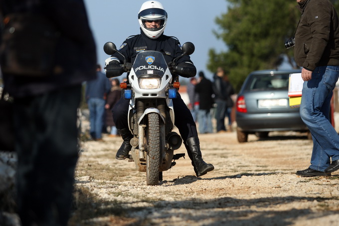 Vir, 190213.
Otok Vir. 
Kao sto je i najavljeno, pocelo je rusenje ilegalnih objekata. Polazisna tocka bagera je otok Vir na kojem je oko 8.000 bespravno izgradjenih objekata. Nesto prije 9 sati prvi je bager stigao na taj otok. Policija asistira na podru