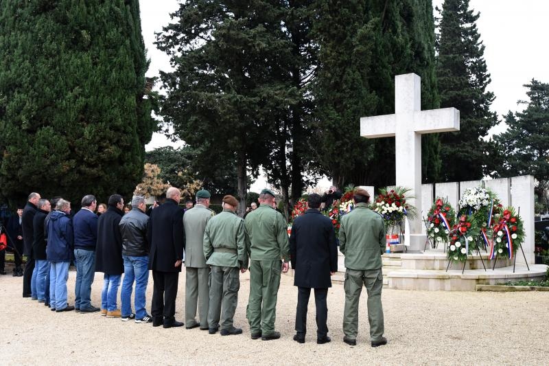 Paljenjem svijeća i polaganjem vijenaca, te mimohodom postrojbi započelo svečano obilježavanje 23. obljetnice VRO Maslenica. Foto. Dino Stanin/PIXSELL Paljenjem svijeća i polaganjem vijenaca, te mimohodom postrojbi započelo svečano obilježavanje 23. obljetnice VRO Maslenica. Foto. Dino Stanin/PIXSELL