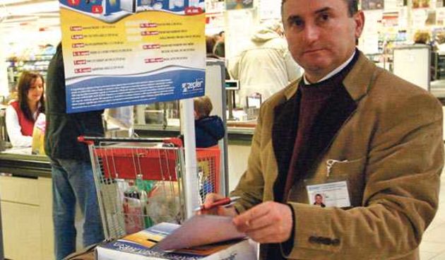 Siniša Cmrk sada prodaje lonce u supermarketima (Jutarnji.hr)