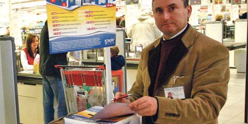 Siniša Cmrk sada prodaje lonce u supermarketima (Jutarnji.hr) Siniša Cmrk sada prodaje lonce u supermarketima (Jutarnji.hr)