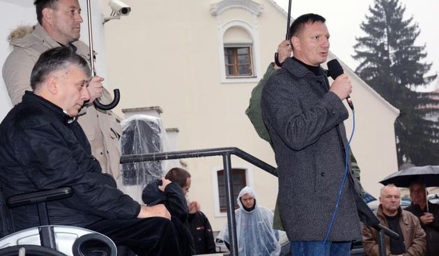 Sisak – Unatoc kisi, skupu potpore hrvatskim braniteljima iz Savske ulice, odazvalo se oko 300 sisackih branitelja. Skupu su prisustvovali i organizatori zagrebackog prosvjeda Djuro Glogoski i Josip Klemm. Josip Klemm, Djuro Glogoski, Ante Deur. Photo: Ni