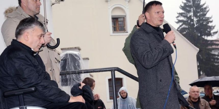 Sisak – Unatoc kisi, skupu potpore hrvatskim braniteljima iz Savske ulice, odazvalo se oko 300 sisackih branitelja. Skupu su prisustvovali i organizatori zagrebackog prosvjeda Djuro Glogoski i Josip Klemm. Josip Klemm, Djuro Glogoski, Ante Deur. Photo: Ni