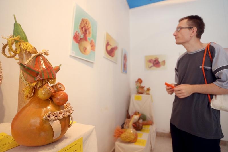 Otvorenje izlozbe Pumpkintown kojom je najavljena 11. Bucijade. Akademska slikarica Ivana Ozetski, prikupljajuci suhe buce najrazlicitijih oblika, stvorila je razne likove – puzeve, zmajeve, ribe, vrapce, labudove, ali i kuhare, fiskale, kraljeve, kraljic Otvorenje izlozbe Pumpkintown kojom je najavljena 11. Bucijade. Akademska slikarica Ivana Ozetski, prikupljajuci suhe buce najrazlicitijih oblika, stvorila je razne likove – puzeve, zmajeve, ribe, vrapce, labudove, ali i kuhare, fiskale, kraljeve, kraljic