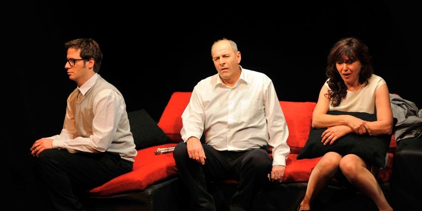 U ponedjeljak, 15. srpnja na 19. Zadarskom kazališnom ljetu gostuje TEATAR RUGANTINO s predstavom TERAPIJA autora Jordana Cvetanovića. Redateljica predstave je Maja Šimić, a igraju: Gordana Gadžić, Siniša Popović i Luka Dragić. Početak predstave je u 21:3