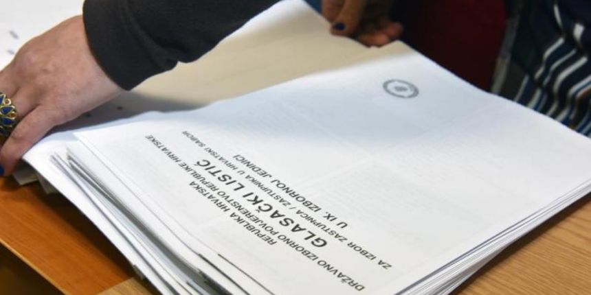 Knin – U 7 sati ujutro otvorena su biralista na kojima ce gradjani i drzavljani Republike Hrvatske na birackim mjestima odlucivali ko ce ih zastupati u osmon sazivu Hrvatskog Sabora u iduce 4 godine. Photo: Hrvoje Jelavic/PIXSELL Knin – U 7 sati ujutro otvorena su biralista na kojima ce gradjani i drzavljani Republike Hrvatske na birackim mjestima odlucivali ko ce ih zastupati u osmon sazivu Hrvatskog Sabora u iduce 4 godine. Photo: Hrvoje Jelavic/PIXSELL