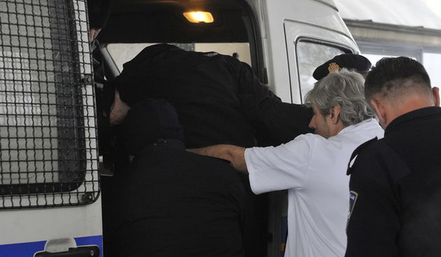 Zagreb, 140113.
Vojislav Blazevic, osumnjiceni za postavljanje dviju bombi u Podsusedu, u pratnji policije napustio je bolnicu Sestara Milosrdnica u Vinogradskoj.
Foto: Damir Krajac / CROPIX