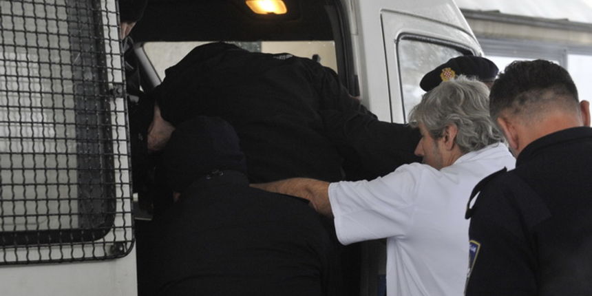 Zagreb, 140113.
Vojislav Blazevic, osumnjiceni za postavljanje dviju bombi u Podsusedu, u pratnji policije napustio je bolnicu Sestara Milosrdnica u Vinogradskoj.
Foto: Damir Krajac / CROPIX