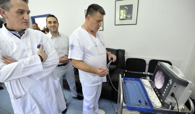 Odjelu ginekologije Opce bolnice urucena je donacija za nabavu histeroskopa, uredjaja koji se koristi za utvrdjivanje patoloskih stanja maternice. Klub zadarskih studenata u Zagrebu prikupio je novcana sredstva prilikom humanitarnog koncerta Srcem za Zada