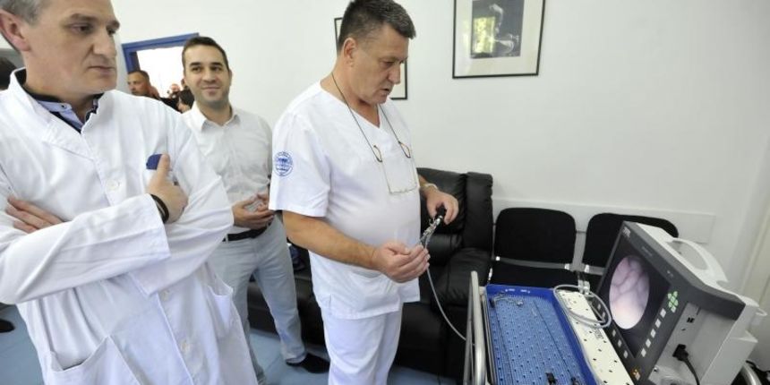 Odjelu ginekologije Opce bolnice urucena je donacija za nabavu histeroskopa, uredjaja koji se koristi za utvrdjivanje patoloskih stanja maternice. Klub zadarskih studenata u Zagrebu prikupio je novcana sredstva prilikom humanitarnog koncerta Srcem za Zada