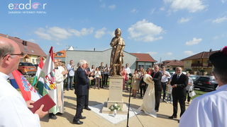 Bibinjci gradišćanskim Hrvatima darovali 1.82 metara visok kip sv. Roka Bibinjci gradišćanskim Hrvatima darovali 1.82 metara visok kip sv. Roka