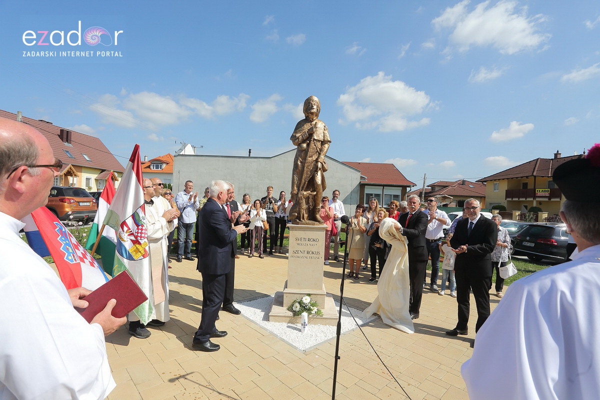 Bibinjci gradišćanskim Hrvatima darovali 1.82 metara visok kip sv. Roka Bibinjci gradišćanskim Hrvatima darovali 1.82 metara visok kip sv. Roka