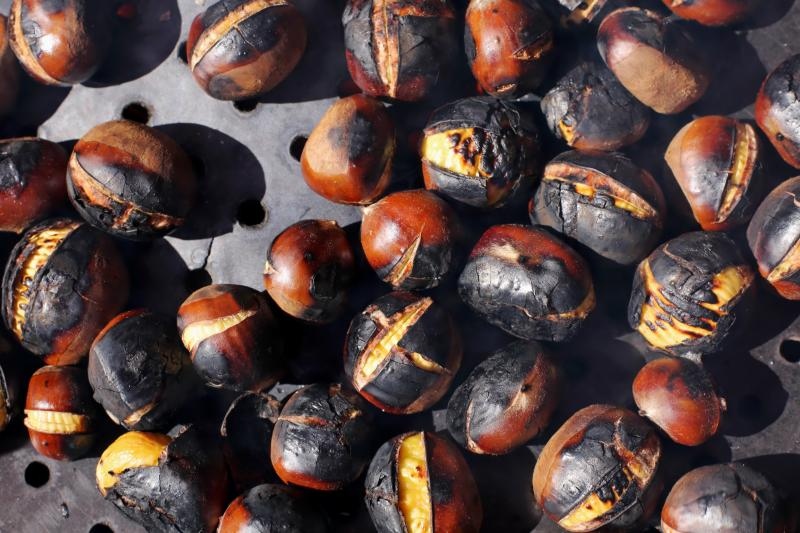 Kestenjari su započeli s ovogodisnjom sezonom prodaje pecenih kestena. Photo: Tomislav Miletic/PIXSELL