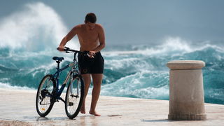 Zadar, 260812
Olujno nevrijeme sa jakim zapadnim vjetrom zahvatilo je u ranim popodnevnim satima zadarsko podrucje na radost brojnih turista i Zadrana koji su uzivali u prekrasnim prizorima, ali isto tako i na nesrecu mnogih nauticara kojima je ovakva olu