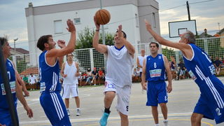 U povodu blagdana Kraljice Mira u Stanovima odigrana utakimica između veterana KK Zadar i Stanova, Foto: Iva Perinčić U povodu blagdana Kraljice Mira u Stanovima odigrana utakimica između veterana KK Zadar i Stanova, Foto: Iva Perinčić