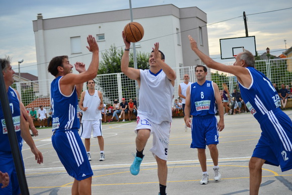 U povodu blagdana Kraljice Mira u Stanovima odigrana utakimica između veterana KK Zadar i Stanova, Foto: Iva Perinčić U povodu blagdana Kraljice Mira u Stanovima odigrana utakimica između veterana KK Zadar i Stanova, Foto: Iva Perinčić