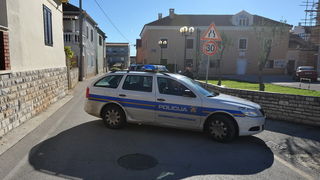 Zadar, 081112
Unatoc brojnim prosvjedima danas oko je oko 10h iz stana u zadarskoj cetvrti Arbanasi delozirana obitelj Vukic. Ulaz su svojim tijelima blokirali clanovi obitelji te njihovi prijatelji koje je policija bez otpora za ruke i noge odnijela u po Zadar, 081112
Unatoc brojnim prosvjedima danas oko je oko 10h iz stana u zadarskoj cetvrti Arbanasi delozirana obitelj Vukic. Ulaz su svojim tijelima blokirali clanovi obitelji te njihovi prijatelji koje je policija bez otpora za ruke i noge odnijela u po