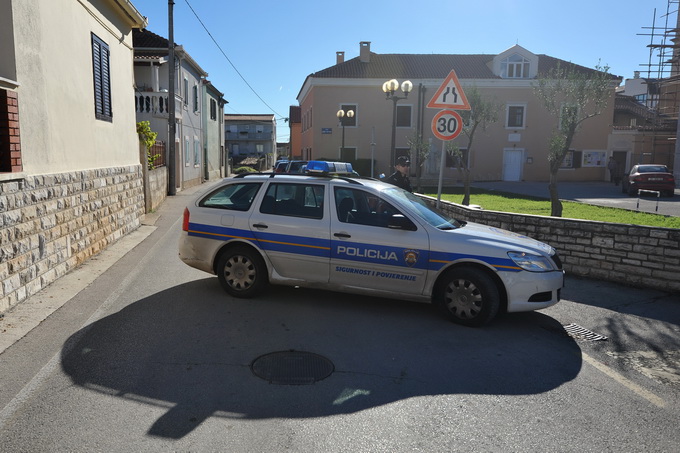 Zadar, 081112
Unatoc brojnim prosvjedima danas oko je oko 10h iz stana u zadarskoj cetvrti Arbanasi delozirana obitelj Vukic. Ulaz su svojim tijelima blokirali clanovi obitelji te njihovi prijatelji koje je policija bez otpora za ruke i noge odnijela u po Zadar, 081112
Unatoc brojnim prosvjedima danas oko je oko 10h iz stana u zadarskoj cetvrti Arbanasi delozirana obitelj Vukic. Ulaz su svojim tijelima blokirali clanovi obitelji te njihovi prijatelji koje je policija bez otpora za ruke i noge odnijela u po