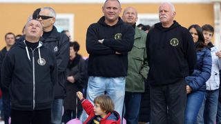 24.11.2013., Zadar – Fotograf Sime Strikoman napravio je milenijsku fotografiju okupljenih za podrzavanje inicijative U ime obitelji. Photo: Filip Brala/PIXSELL 24.11.2013., Zadar – Fotograf Sime Strikoman napravio je milenijsku fotografiju okupljenih za podrzavanje inicijative U ime obitelji. Photo: Filip Brala/PIXSELL