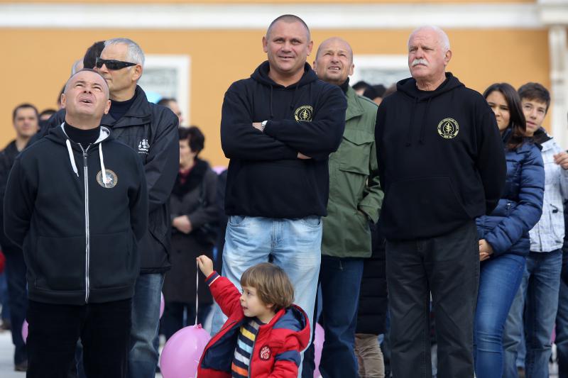 24.11.2013., Zadar – Fotograf Sime Strikoman napravio je milenijsku fotografiju okupljenih za podrzavanje inicijative U ime obitelji. Photo: Filip Brala/PIXSELL 24.11.2013., Zadar – Fotograf Sime Strikoman napravio je milenijsku fotografiju okupljenih za podrzavanje inicijative U ime obitelji. Photo: Filip Brala/PIXSELL