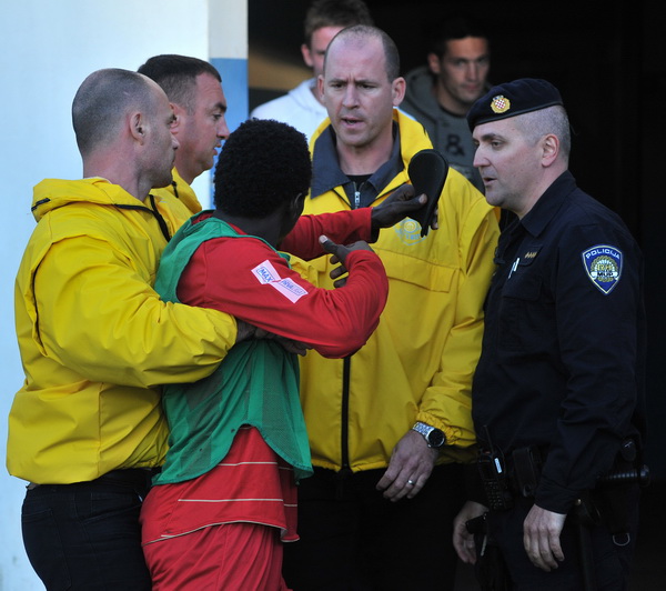 Zadar, 260513.
Stadion Stanovi.
Utakmica MAXtv 1. HNL izmedju Zadra i Splita. Nakon utakmice tamnoputi igrac Splita Belle je reagirao na rasisticke uvrede iz publike pa je doslo do naguravanja i tucnjave sa zastitarom.
Foto: Luka Gerlanc / CROPIX Zadar, 260513.
Stadion Stanovi.
Utakmica MAXtv 1. HNL izmedju Zadra i Splita. Nakon utakmice tamnoputi igrac Splita Belle je reagirao na rasisticke uvrede iz publike pa je doslo do naguravanja i tucnjave sa zastitarom.
Foto: Luka Gerlanc / CROPIX