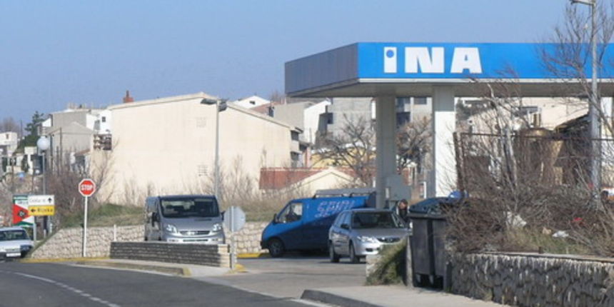 Benzinska crpka Pag (Foto: Josip Portada) Benzinska crpka Pag (Foto: Josip Portada)