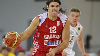 Bydgoszcz, 150909. Dvorana Sport Arena Luczniczka. Europsko prvenstvo u kosarci u Poljskoj, drugi krug natjecanja po skupinama 3. kolo grupe E, utakmica izmedju Hrvatske i Njemacke odlucujuca za ulazak u cetvrtfinale. Na slici: Kresimir Loncar u trku sa l