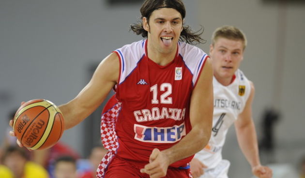 Bydgoszcz, 150909. Dvorana Sport Arena Luczniczka. Europsko prvenstvo u kosarci u Poljskoj, drugi krug natjecanja po skupinama 3. kolo grupe E, utakmica izmedju Hrvatske i Njemacke odlucujuca za ulazak u cetvrtfinale. Na slici: Kresimir Loncar u trku sa l