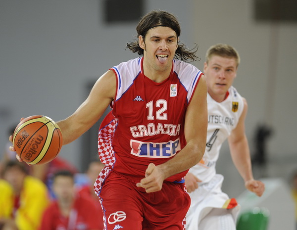 Bydgoszcz, 150909. Dvorana Sport Arena Luczniczka. Europsko prvenstvo u kosarci u Poljskoj, drugi krug natjecanja po skupinama 3. kolo grupe E, utakmica izmedju Hrvatske i Njemacke odlucujuca za ulazak u cetvrtfinale. Na slici: Kresimir Loncar u trku sa l