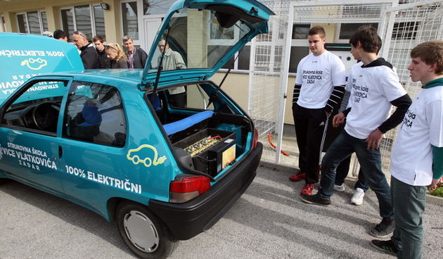 Zadar, 050312.
Ucenici Strukovne skole Vice Vlatkovica, pod vodstvom profesora Ante Ivanca, preradili su benzinski automobil u elektricni te su svoj rad danas prezentirali javnosti. Preradjeni Peugeot 106 krece se totalno necujno, brzinom i vecom od 50 ki