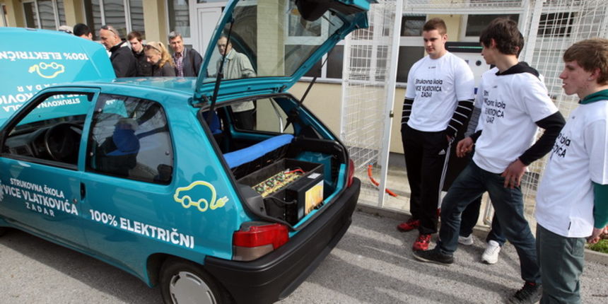 Zadar, 050312.
Ucenici Strukovne skole Vice Vlatkovica, pod vodstvom profesora Ante Ivanca, preradili su benzinski automobil u elektricni te su svoj rad danas prezentirali javnosti. Preradjeni Peugeot 106 krece se totalno necujno, brzinom i vecom od 50 ki