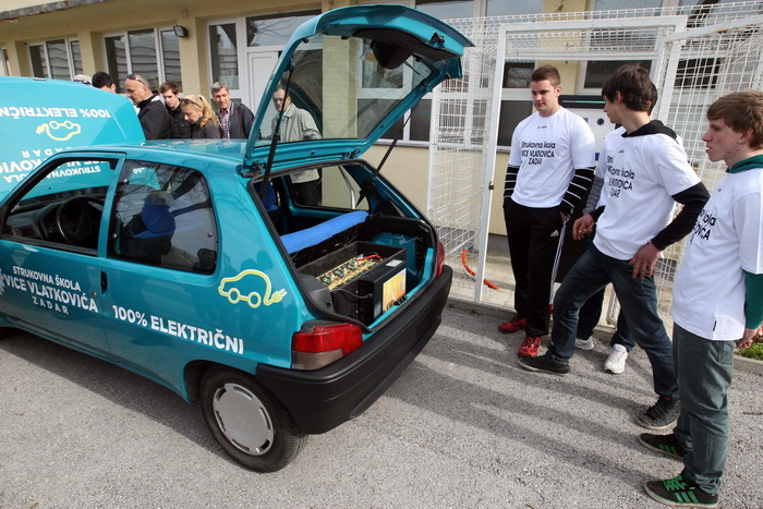 Zadar, 050312.
Ucenici Strukovne skole Vice Vlatkovica, pod vodstvom profesora Ante Ivanca, preradili su benzinski automobil u elektricni te su svoj rad danas prezentirali javnosti. Preradjeni Peugeot 106 krece se totalno necujno, brzinom i vecom od 50 ki Zadar, 050312.
Ucenici Strukovne skole Vice Vlatkovica, pod vodstvom profesora Ante Ivanca, preradili su benzinski automobil u elektricni te su svoj rad danas prezentirali javnosti. Preradjeni Peugeot 106 krece se totalno necujno, brzinom i vecom od 50 ki