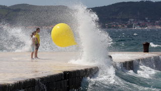Zadar, 200711.
Jaka tramontana (sjeverni vjetar ) razbijala je valove o obalu i pri tom pravila probleme u prometu uz more i uveseljavala turiste na zadarskoj rivi.
Foto: Vladimir Ivanov / CROPIX