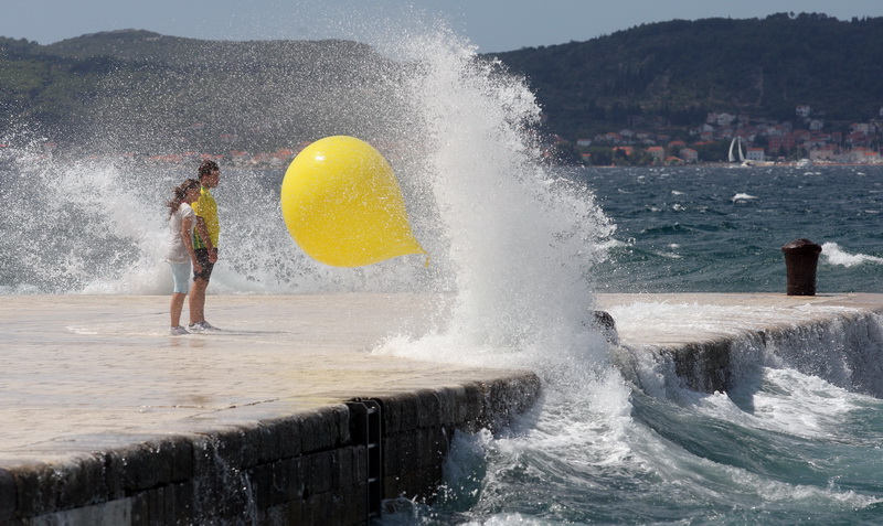 Zadar, 200711.
Jaka tramontana (sjeverni vjetar ) razbijala je valove o obalu i pri tom pravila probleme u prometu uz more i uveseljavala turiste na zadarskoj rivi.
Foto: Vladimir Ivanov / CROPIX