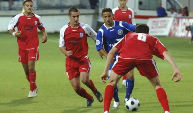 Zadar, 250709. Stadion u Stanovima. 1. kolo, sezona 2009/2010, 1. HNL T-COM, susret izmedju klubova NK Zadar – NK Cibalia. Na slici: igrac Zadra (plavi) Jozinovic. Foto: Andrija Lucic / CROPIX